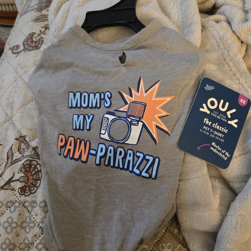 Gray 'Mom's My‎ Paw-parazzi' Dog Shirt